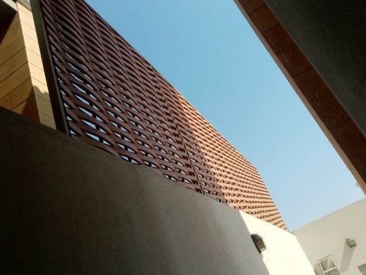 هياكل مباني الشرقية: رواد إنشاء الهناجر والمستودعات في الدمام والمنطقة الشرقية
هل تبحث عن مقاول موثوق لتنفيذ مشروع الهناجر الخاص بك؟ سواء كان هناجر مصانع، مستودعات، معارض، أو ورش، هياكل مباني الشرقية هي خيارك الأمثل. نتميز بخبرتنا الواسعة في تنفيذ مشاريع المباني الحديدية المتنوعة، مع التركيز على الجودة العالية والالتزام بالمعايير الهندسية.
لماذا تختار هياكل مباني الشرقية؟

خبرة واسعة:متخصصون في تصميم وتنفيذ جميع أنواع الهناجر والمستودعات.
جودة عالية:نستخدم أجود أنواع الحديد والصلب لضمان متانة الهناجر وقدرتها على تحمل الظروف المناخية المختلفة.
فنيون متخصصون:فريق عمل مؤهل ومدرب على أعلى المستويات لضمان التنفيذ الدقيق والمتقن.
ضمان لمدة 15 عامًا:نقدم ضمانًا شاملاً لمدة خمسة عشر عامًا على جميع أعمالنا، مما يضمن لك راحة البال.
صيانة دورية:نوفر خدمات صيانة دورية للهناجر، بالإضافة إلى تغيير أشينكو الهناجر عند الحاجة.

خدماتنا تشمل:

هناجر المستودعات
هناجر المصانع
هناجر الحديد
هناجر الساندويتش بانل
ملاحق سندويش بانل
تركيب هناجر ساندويتش بانل
تركيب شنكو
حدادة هناجر

مراحل العمل:

المعاينة:نقوم بمعاينة الموقع لتحديد المتطلبات الخاصة بالمشروع.
التصميم الهندسي:فريقنا الهندسي المتخصص يقوم بتصميم الهنجر وفقًا لأعلى المعايير.
صب القواعد الخرسانية:نقوم بصب القواعد الخرسانية بدقة لضمان استقرار الهيكل.
تركيب الهيكل:نقوم بتركيب الهيكل المعدني للهنجر باحترافية عالية.

قبل اختيار المقاول:
ننصحك بزيارة مشاريعنا السابقة للاطلاع على جودة أعمالنا. كما نؤكد على أهمية المطالبة بتقديم ضمان رسمي وإبرام اتفاقية رسمية لحماية حقوقك.
تواصل معنا اليوم:
لا تتردد في التواصل معنا للحصول على استشارة مجانية وتقدير تكلفة مشروعك. هياكل مباني الشرقية هي شريكك الأمثل في بناء هناجر ومستودعات عالية الجودة تلبي احتياجاتك.