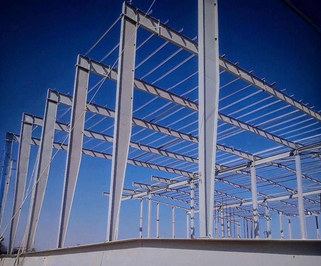 هياكل مباني الشرقية: رواد إنشاء الهناجر والمستودعات في الدمام والمنطقة الشرقية
هل تبحث عن مقاول موثوق لتنفيذ مشروع الهناجر الخاص بك؟ سواء كان هناجر مصانع، مستودعات، معارض، أو ورش، هياكل مباني الشرقية هي خيارك الأمثل. نتميز بخبرتنا الواسعة في تنفيذ مشاريع المباني الحديدية المتنوعة، مع التركيز على الجودة العالية والالتزام بالمعايير الهندسية.
لماذا تختار هياكل مباني الشرقية؟

خبرة واسعة:متخصصون في تصميم وتنفيذ جميع أنواع الهناجر والمستودعات.
جودة عالية:نستخدم أجود أنواع الحديد والصلب لضمان متانة الهناجر وقدرتها على تحمل الظروف المناخية المختلفة.
فنيون متخصصون:فريق عمل مؤهل ومدرب على أعلى المستويات لضمان التنفيذ الدقيق والمتقن.
ضمان لمدة 15 عامًا:نقدم ضمانًا شاملاً لمدة خمسة عشر عامًا على جميع أعمالنا، مما يضمن لك راحة البال.
صيانة دورية:نوفر خدمات صيانة دورية للهناجر، بالإضافة إلى تغيير أشينكو الهناجر عند الحاجة.

خدماتنا تشمل:

هناجر المستودعات
هناجر المصانع
هناجر الحديد
هناجر الساندويتش بانل
ملاحق سندويش بانل
تركيب هناجر ساندويتش بانل
تركيب شنكو
حدادة هناجر

مراحل العمل:

المعاينة:نقوم بمعاينة الموقع لتحديد المتطلبات الخاصة بالمشروع.
التصميم الهندسي:فريقنا الهندسي المتخصص يقوم بتصميم الهنجر وفقًا لأعلى المعايير.
صب القواعد الخرسانية:نقوم بصب القواعد الخرسانية بدقة لضمان استقرار الهيكل.
تركيب الهيكل:نقوم بتركيب الهيكل المعدني للهنجر باحترافية عالية.

قبل اختيار المقاول:
ننصحك بزيارة مشاريعنا السابقة للاطلاع على جودة أعمالنا. كما نؤكد على أهمية المطالبة بتقديم ضمان رسمي وإبرام اتفاقية رسمية لحماية حقوقك.
تواصل معنا اليوم:
لا تتردد في التواصل معنا للحصول على استشارة مجانية وتقدير تكلفة مشروعك. هياكل مباني الشرقية هي شريكك الأمثل في بناء هناجر ومستودعات عالية الجودة تلبي احتياجاتك.